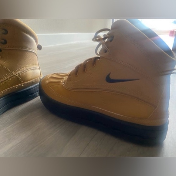 ✨ RARE - Nike Hoodland Boots: No Longer Made ✨ - Picture 5 of 6